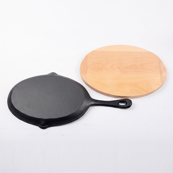 Oval Mexican-style pre-seasoned 25cm cast iron French tortilla pan
