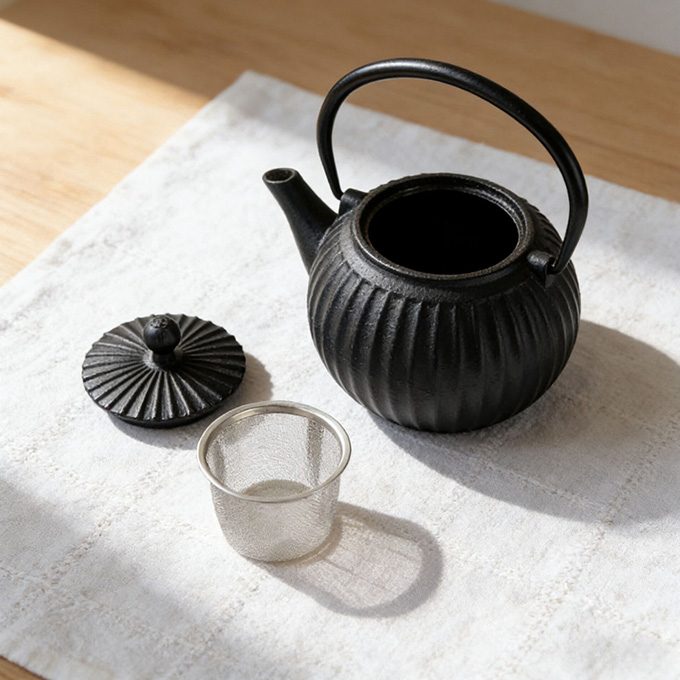 Cast Iron Tea Kettle Pot with Infuser Japanese Tetsubin